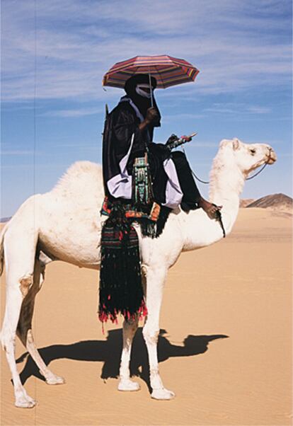 Las caravanas tuareg en el Sáhara se han convertido en mercadillos ambulantes de objetos e información.