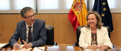 Pablo Hern&aacute;ndez de Cos, gobernador del Banco de Espa&ntilde;a, y Nadia Calvi&ntilde;o, ministra de Econom&iacute;a