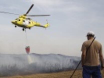 Los vecinos de los cinco municipios afectados han podido volver a sus casas. El fuego permanece activo y el perímetro afectado asciende a 13.500 hectáreas