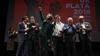 El alcalde de Granada, Paco Puentes, junto a miembros y familiares de Los Ángeles, en Granada.  