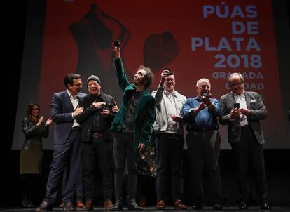 El alcalde de Granada, Paco Puentes, junto a miembros y familiares de Los Ángeles, en Granada.  