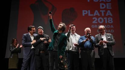 El alcalde de Granada, Paco Puentes, junto a miembros y familiares de Los Ángeles, en Granada.