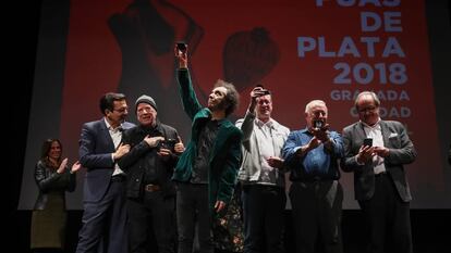 El alcalde de Granada, Paco Puentes, junto a miembros y familiares de Los Ángeles, en Granada.  