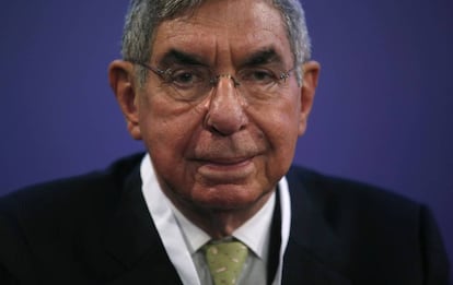 Óscar Arias durante una convención del Nobel de la Paz en 2015