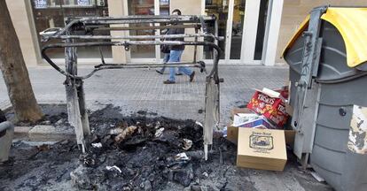 Un contenedor quemado en Valencia durante Fallas.