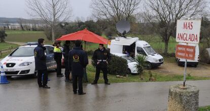 Policías vigilan la entrada en la masía del empresario Luis Conde.