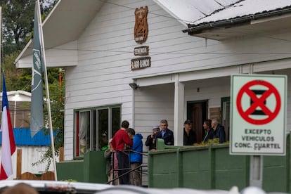 La tenencia policial del lago Ranco, mientras se encontraba ahí el cuerpo del expresidente.