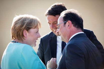A chanceler alemã, Angela Merkel, fala com o presidente francês, François Hollande, e o primeiro-ministro italiano, Matteo Renzi, no domingo, em Ventotene.