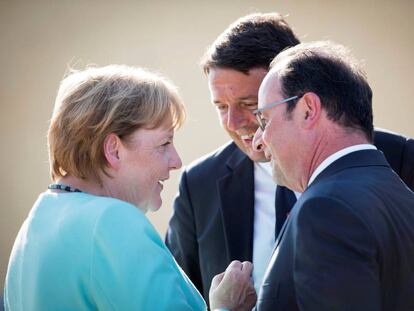 A chanceler alemã, Angela Merkel, fala com o presidente francês, François Hollande, e o primeiro-ministro italiano, Matteo Renzi, no domingo, em Ventotene.