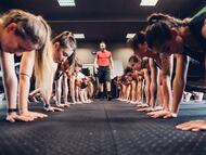 Imagen de varios clientes en un gimnasio.
