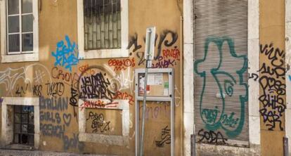 Imagen de pintadas callejeras en las fachadas de una vivienda