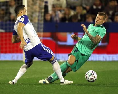 El delantero del Real Zaragoza Miguel Linares (i) lucha con el alemán Toni Kroos, del Real Madrid, durante el partido de octavos de final de la Copa del Rey que se juega hoy miércoles en el estadio de La Romareda, en la capital aragonesa.