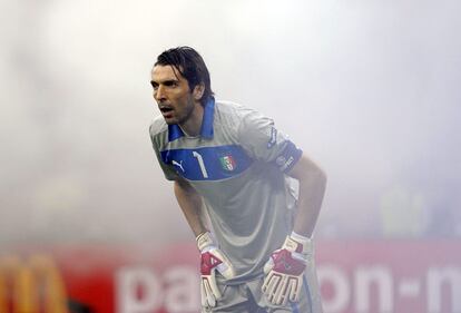 El portero italiano Gianluigi Buffon envuelto en humo