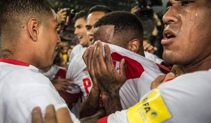 Jugadores peruanos celebran la clasificación entre lágrimas.