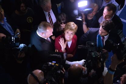 La ministra principal de Escocia, Nicola Sturgeon, a su llegada al centro de recuento de votos en Glasgow, Escocia. Sturgeon, ha afirmado que las elecciones han sido "un desastre" para la primera ministra británica. A ella no le ha ido mejor: el Partido Nacional Escocés ha perdido 19 escaños.