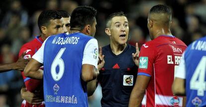 Dos Santos y El Arabi dialogan con el colegiado.