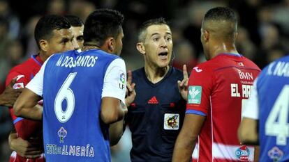 Dos Santos y El Arabi dialogan con el colegiado.