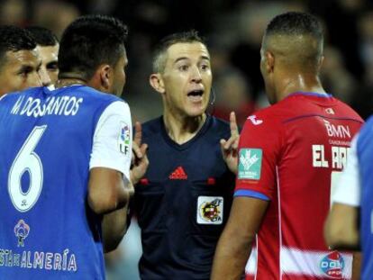 Dos Santos y El Arabi dialogan con el colegiado.