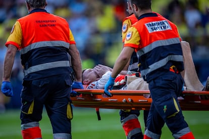 El portero del Barcelona, Marc-Andre ter Stegen, es retirado en camilla tras lesionarse la rodilla ante el Villarreal.