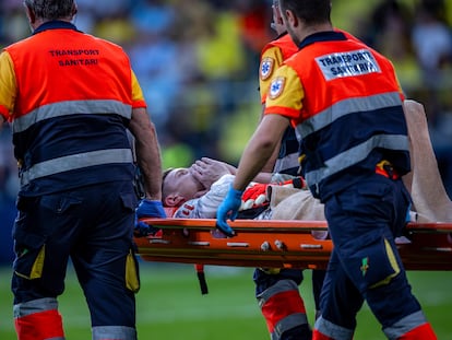 El portero del Barcelona, Marc-Andre ter Stegen, es retirado en camilla tras lesionarse la rodilla ante el Villarreal.