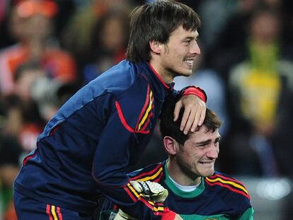 Casillas, emocionado al concluir la final, recibe el abrazo de Silva.
