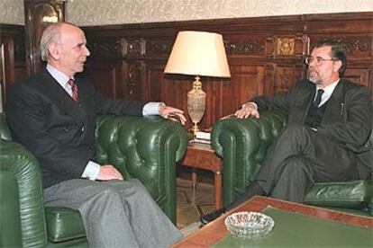 El fiscal del Estado, Jesús Cardenal, habla con el fiscal jefe de Madrid, Mariano Fernández Bermejo.
