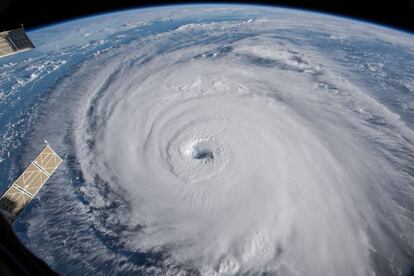 El huracán Florence atravesando el oceáno Atlántico .