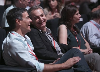 Pedro Sánchez conversa con José Luis Rodríguez Zapatero en el Congreso del PSOE