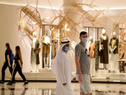 Clientes en un centro comercial de Dubái, el martes
