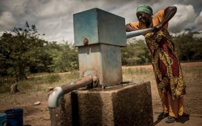 Aisha Bahari recoge agua para su familia en una de las seis bombas instaladas por el programa.