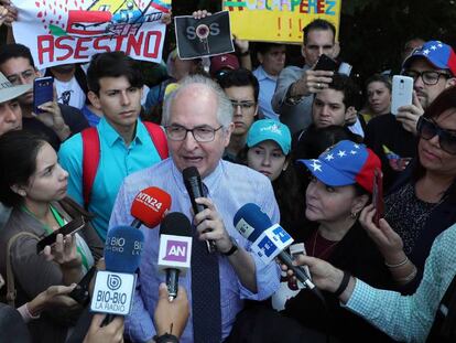 El opositor venezolano exiliado Antonio Ledezma
  atiende a los periodistas en  Santiago de Chile.