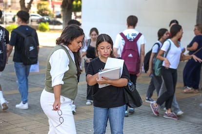 La orientadora Malena Zarzana ayuda a Manuela Carrasco en un último repaso, antes de entrar en el examen de Matemáticas, este jueves en 
Jerez de la Frontera. 
