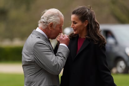 La reina Letizia y el príncipe Carlos de Inglaterra, durante su visita al castillo de Bishop Auckland, en Reino Unido, el 5 de abril de 2022.