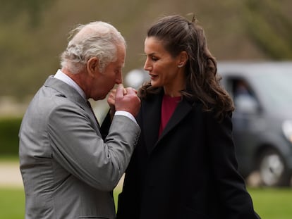 La reina Letizia y el príncipe Carlos de Inglaterra, durante su visita al castillo de Bishop Auckland, en Reino Unido, el 5 de abril de 2022.