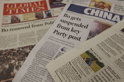 Periódicos en inglés que circulan en China dan la noticia de la suspensión de Bo Xilai.