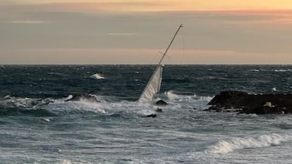 Imagen del velero embarrancado en Port de la Selva.