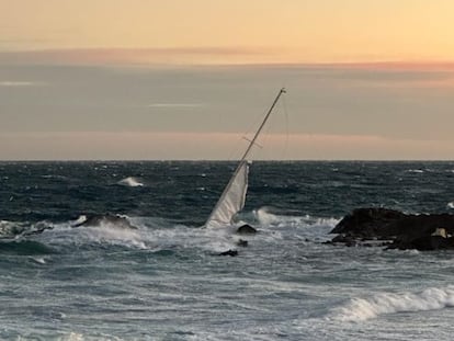 Imagen del velero embarrancado en Port de la Selva.