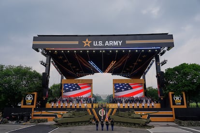 La tribuna de honor del desfile, con la Casa Blanca al fondo.