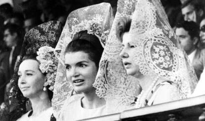 Jackie Kennedy y Cayetana de Alba en los toros en 1966.