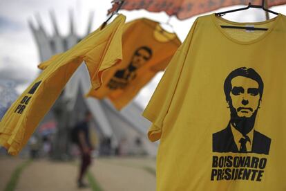 Camisetas com a imagem do presidente eleito diante da Catedral de Brasília, por onde começará o cortejo presidencial neste dia 1 de janeiro.