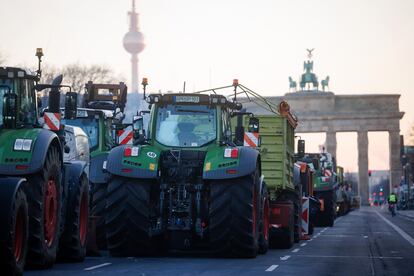 Varios tractores bloquean parte de los accesos a la puerta de Brandeburgo durante la huelga nacional de los agricultores alemanes, el pasado 9 de enero en Berlín.