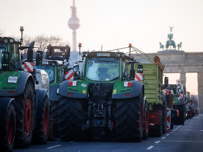 Varios tractores bloquean parte de los accesos a la puerta de Brandeburgo durante la huelga nacional de los agricultores alemanes, el pasado 9 de enero en Berlín.