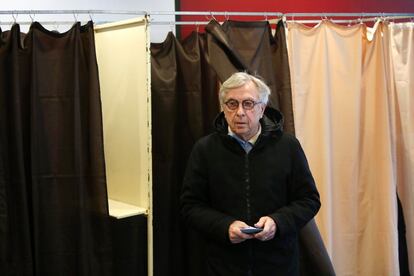 Jean-Pierre Masseret, candidato del Partido Socialista en la región de Alsacia-Champagne-Ardenne-Lorena, abandona una cabina de votación en un colegio electoral en Metz.