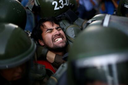 Un manifestante es detenido durante una protesta en Santiago (Chile).