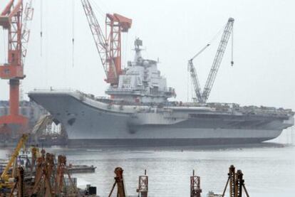 El portaaviones que China compró a Ucrania en 1998 y que ahora está remodelando, en el puerto de Dalian.