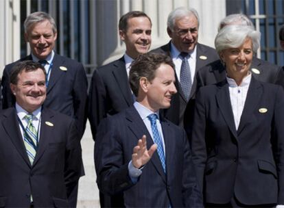 Geithner, en el centro, rodeado de los ministros de Economía de Canadá (izda) y Francia (dcha).