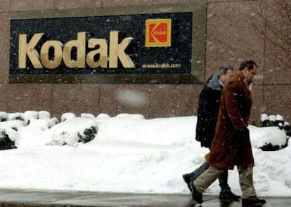 Dos hombres pasean delante de la sede de Kodak en Rochester, New York, este enero