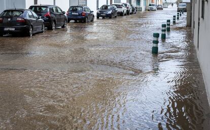 Una calle llena de coches, inundada tras las lluvias de la noche del jueves en Valencia.