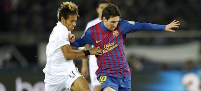 Neymar pugna con Messi en la final del Mundialito de 2011 entre el Bar&ccedil;a y el Santos.