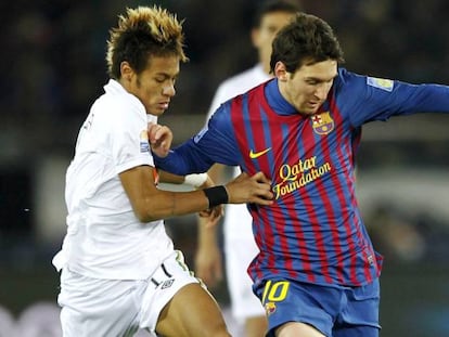 Neymar pugna con Messi en la final del Mundialito de 2011 entre el Bar&ccedil;a y el Santos.